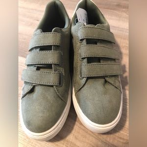 Time And Tru Olive Canvas Velcro Women’s Sneaker With Memory Foam Size 6